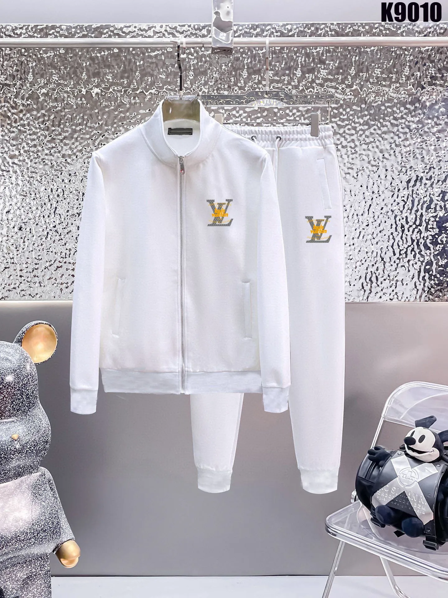 🅿️420 [LV Louis Vuitton] (Fat Man Gospel) hot-selling suit is coming. Focus on the original version of the official website. 2025 new hot-selling cardigan sweater suit. The original order is the best. 🇭🇰The meticulous work of top designers is dedicated to a fitting and perfect upper body effect. All-natural high-quality Roman cotton 100%, close-fitting comfort, noble and elegant! Original hardware embodies elegance and nobility! Counter size: M-5XL (maximum wear up to 220 pounds)